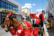 Papai Noel desfilou de charrete no centro de Sobral